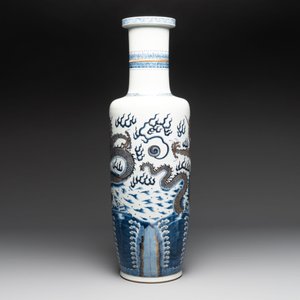A large Chinese gilt-decorated blue and white 'dragon' rouleau vase, 19th C. — photo 2