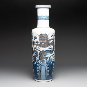 A large Chinese gilt-decorated blue and white 'dragon' rouleau vase, 19th C. — photo 3