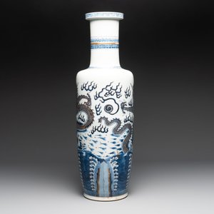 A large Chinese gilt-decorated blue and white 'dragon' rouleau vase, 19th C. — photo 4