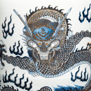 A large Chinese gilt-decorated blue and white 'dragon' rouleau vase, 19th C. — photo 5