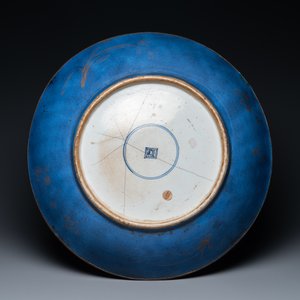 A large Chinese gilt-decorated powder blue-ground dish, Kangxi — 照片 2