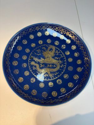 A large Chinese gilt-decorated powder-blue-ground 'Dragon' dish on a later wooden stand, Guangxu mark and of the period — photo 1