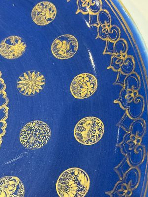 A large Chinese gilt-decorated powder-blue-ground 'Dragon' dish on a later wooden stand, Guangxu mark and of the period — photo 11