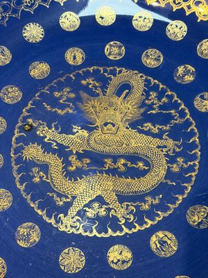 A large Chinese gilt-decorated powder-blue-ground 'Dragon' dish on a later wooden stand, Guangxu mark and of the period — photo 2