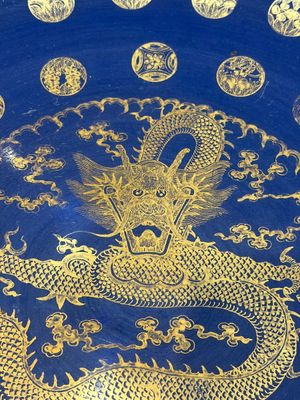 A large Chinese gilt-decorated powder-blue-ground 'Dragon' dish on a later wooden stand, Guangxu mark and of the period — photo 3