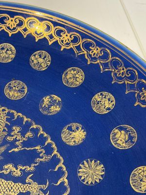 A large Chinese gilt-decorated powder-blue-ground 'Dragon' dish on a later wooden stand, Guangxu mark and of the period — photo 5