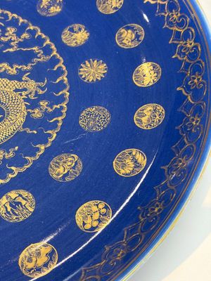 A large Chinese gilt-decorated powder-blue-ground 'Dragon' dish on a later wooden stand, Guangxu mark and of the period — photo 6