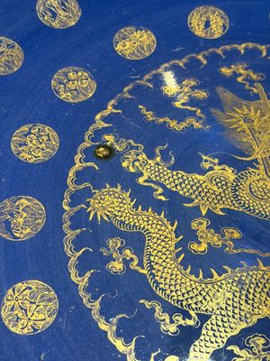 A large Chinese gilt-decorated powder-blue-ground 'Dragon' dish on a later wooden stand, Guangxu mark and of the period — photo 9