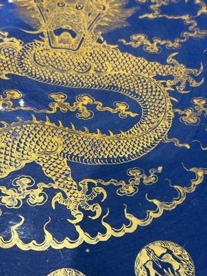 A large Chinese gilt-decorated powder-blue-ground 'Dragon' dish on a later wooden stand, Guangxu mark and of the period — photo 10