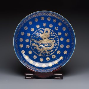 A large Chinese gilt-decorated powder-blue-ground 'Dragon' dish on a later wooden stand, Guangxu mark and of the period — photo 1