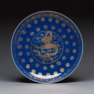 A large Chinese gilt-decorated powder-blue-ground 'Dragon' dish on a later wooden stand, Guangxu mark and of the period — photo 2
