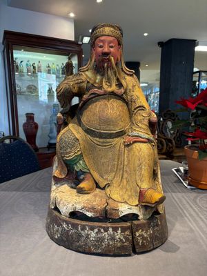 A large Chinese gilt-lacquered and polychrome wooden figure of Guandi, 19th C. — photo 1