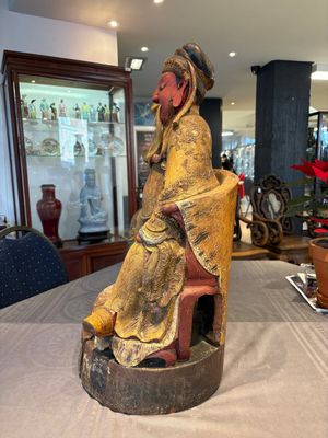 A large Chinese gilt-lacquered and polychrome wooden figure of Guandi, 19th C. — photo 2