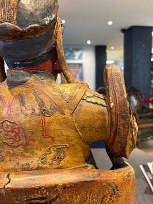 A large Chinese gilt-lacquered and polychrome wooden figure of Guandi, 19th C. — photo 24