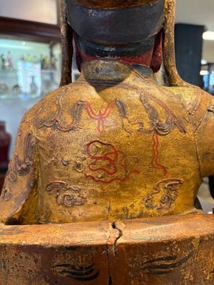 A large Chinese gilt-lacquered and polychrome wooden figure of Guandi, 19th C. — photo 25
