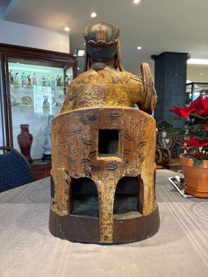 A large Chinese gilt-lacquered and polychrome wooden figure of Guandi, 19th C. — photo 3
