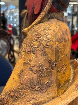 A large Chinese gilt-lacquered and polychrome wooden figure of Guandi, 19th C. — photo 33