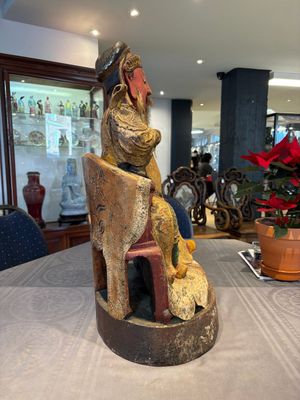 A large Chinese gilt-lacquered and polychrome wooden figure of Guandi, 19th C. — photo 4