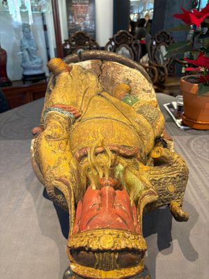 A large Chinese gilt-lacquered and polychrome wooden figure of Guandi, 19th C. — photo 6