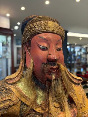 A large Chinese gilt-lacquered and polychrome wooden figure of Guandi, 19th C. — photo 9