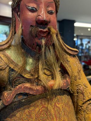 A large Chinese gilt-lacquered and polychrome wooden figure of Guandi, 19th C. — photo 10