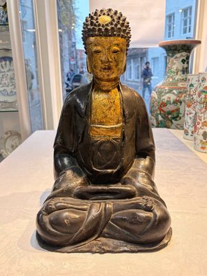 A large Chinese gilt-lacquered bronze Buddha, 17th C. — photo 1
