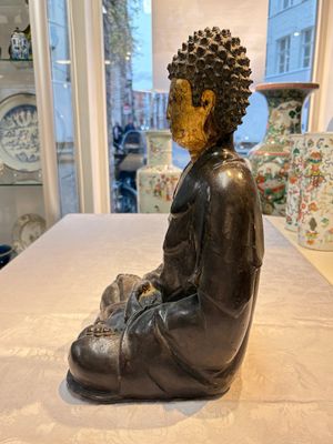 A large Chinese gilt-lacquered bronze Buddha, 17th C. — photo 2