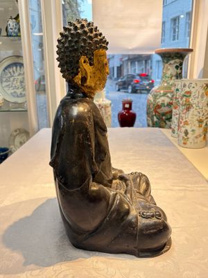 A large Chinese gilt-lacquered bronze Buddha, 17th C. — photo 4