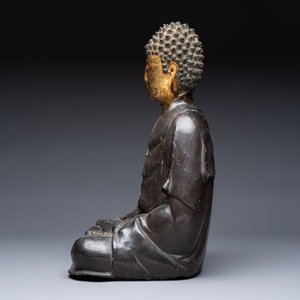 A large Chinese gilt-lacquered bronze Buddha, 17th C. — photo 3