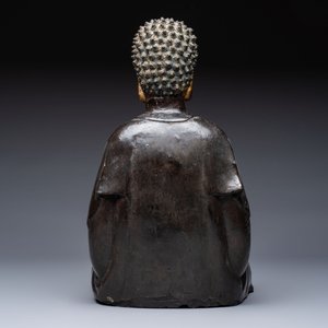 A large Chinese gilt-lacquered bronze Buddha, 17th C. — photo 4