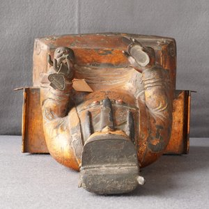 A large Chinese gilt-laquered and inlaid bronze figure of Zhenwu on gilt wooden base, Ming — 照片 18