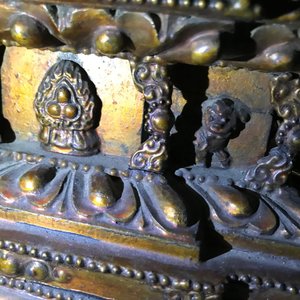 A large Chinese gilt-laquered and inlaid bronze figure of Zhenwu on gilt wooden base, Ming — 照片 63