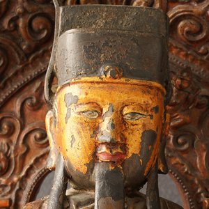 A large Chinese gilt-laquered and inlaid bronze figure of Zhenwu on gilt wooden base, Ming — 照片 10