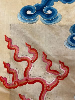 A large Chinese gold-thread-embroidered silk panel with an imperial dragon, 19th C. — 照片 9