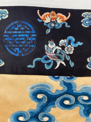A large Chinese gold-thread-embroidered silk panel with an imperial dragon, 19th C. — 照片 10