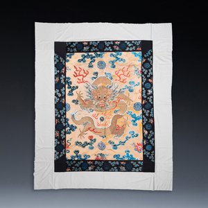 A large Chinese gold-thread-embroidered silk panel with an imperial dragon, 19th C. — 照片 2