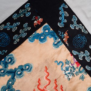 A large Chinese gold-thread-embroidered silk panel with an imperial dragon, 19th C. — 照片 8