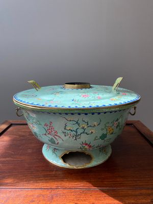 A large Chinese green-ground Canton enamel warming bowl with floral design, 18th C. — photo 1