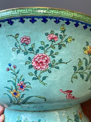 A large Chinese green-ground Canton enamel warming bowl with floral design, 18th C. — photo 16