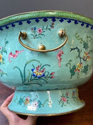 A large Chinese green-ground Canton enamel warming bowl with floral design, 18th C. — photo 17