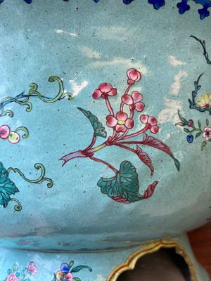 A large Chinese green-ground Canton enamel warming bowl with floral design, 18th C. — photo 18