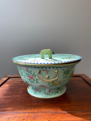 A large Chinese green-ground Canton enamel warming bowl with floral design, 18th C. — photo 2