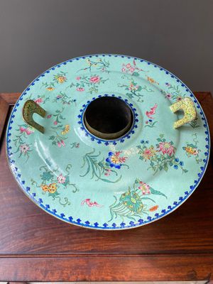 A large Chinese green-ground Canton enamel warming bowl with floral design, 18th C. — photo 4