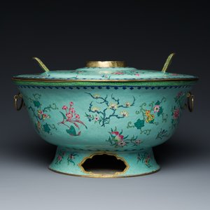 A large Chinese green-ground Canton enamel warming bowl with floral design, 18th C. — photo 2