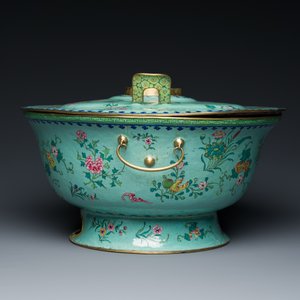 A large Chinese green-ground Canton enamel warming bowl with floral design, 18th C. — photo 3