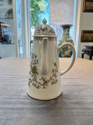 A large Chinese grisaille and gilt-decorated 'The Seamstress' chocolate pot, Qianlong — 照片 1
