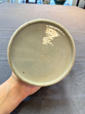 A large Chinese grisaille and gilt-decorated 'The Seamstress' chocolate pot, Qianlong — 照片 11
