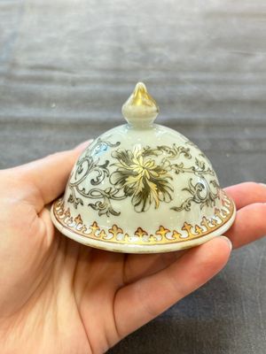A large Chinese grisaille and gilt-decorated 'The Seamstress' chocolate pot, Qianlong — 照片 13