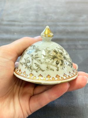 A large Chinese grisaille and gilt-decorated 'The Seamstress' chocolate pot, Qianlong — 照片 14