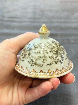 A large Chinese grisaille and gilt-decorated 'The Seamstress' chocolate pot, Qianlong — 照片 15